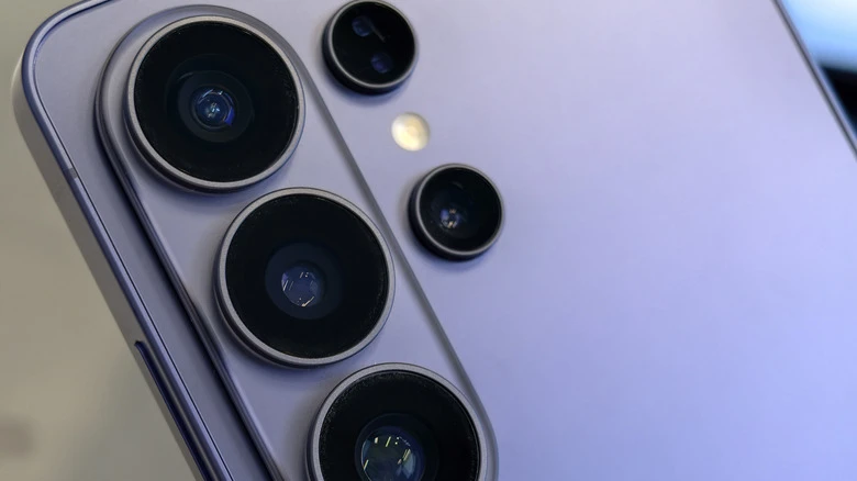 Порівняння нічної зйомки на Samsung Galaxy S26 Ultra та Google Pixel 10 Pro XL