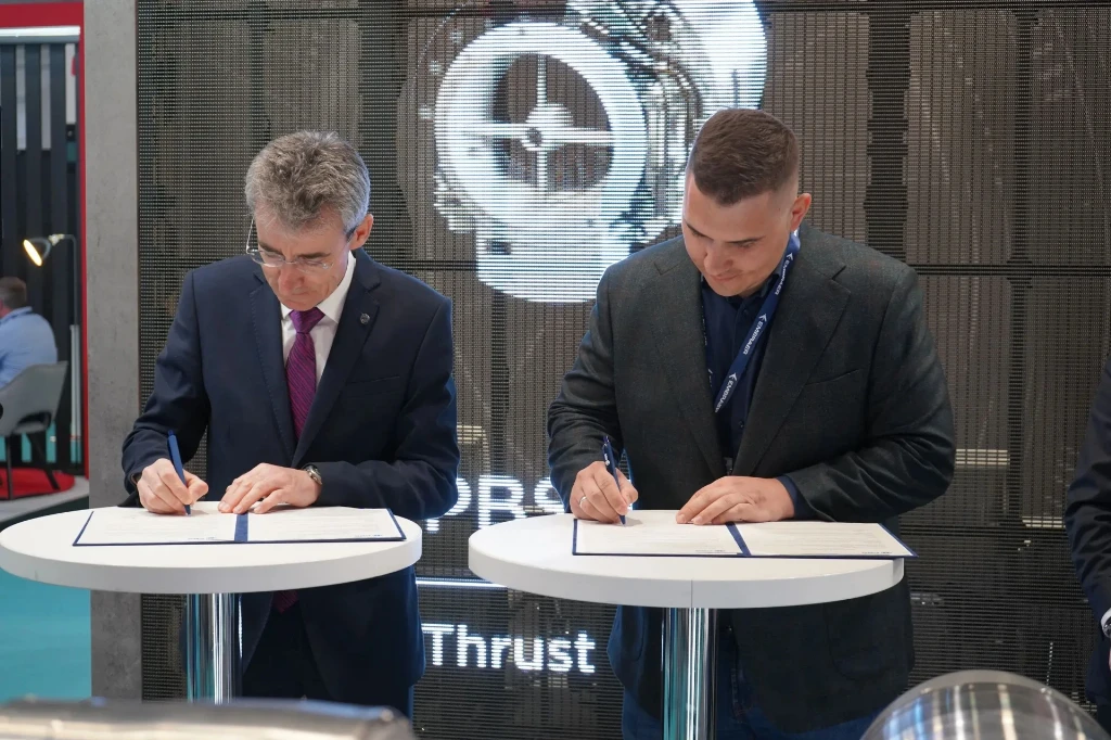 Представник PBS Group (ліворуч) та гендиректор української Airlogix Віталій Колесніченко (праворуч) підписують меморандум про співпрацю Представник PBS Group (ліворуч) та гендиректор української Airlogix Віталій Колесніченко (праворуч) підписують меморандум про співпрацю